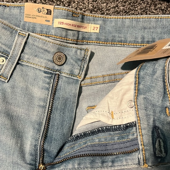 Levi 725 High Rise Bootcut Jeans, W27 L33. NWT - Picture 5 of 8